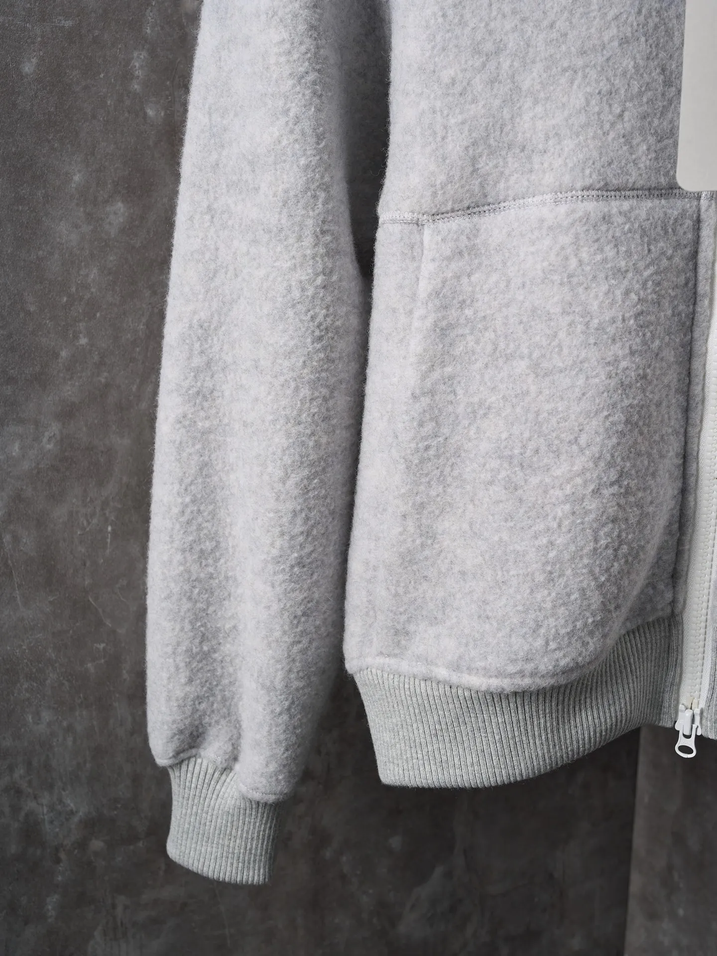 P780 Actual hanging auction] CANADA GOOSE/Canada Goose Chilliwack white label wool fleece hooded jacket [Ready stock] S M L XL Fabric selection: Wool fleece fabric made of wool as the main body and a very small amount of spandex and polyester fiber blended. Wool is a core natural ingredient that provides unparalleled temperature regulation, antibacterial and anti-odor properties and a skin-friendly feel. The feeding of a small amount of spandex gives the fabric a certain degree of four-way elasticity, making it non-restrictive during daily activities. As the basis of fleece's structure, polyester fiber enhances the fabric's durability, wrinkle resistance and quick-drying properties. It contributes to the loft of the fleece and provides functions such as trapping air.  Detail 1: The sleeves and hem are closed with 2×2 ribbing. Its strong elasticity can closely fit wrists and waists of different thicknesses, forming an effective 'seal' to prevent cold wind from blowing back. It can still maintain its original shape after repeated stretching and use, and is not easy to loose and deform. And the ribbed cuffs can convey a sense of design and enhance the visual beauty.  Detail 2: The combination of hood design and elastic buckle improves warmth and windproof performance when wearing.
